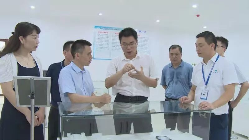 韩旭调研工业项目慰问一线工人